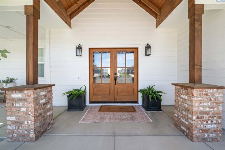 Property Photo: 83204 E Sagebrush Rd WA 99338