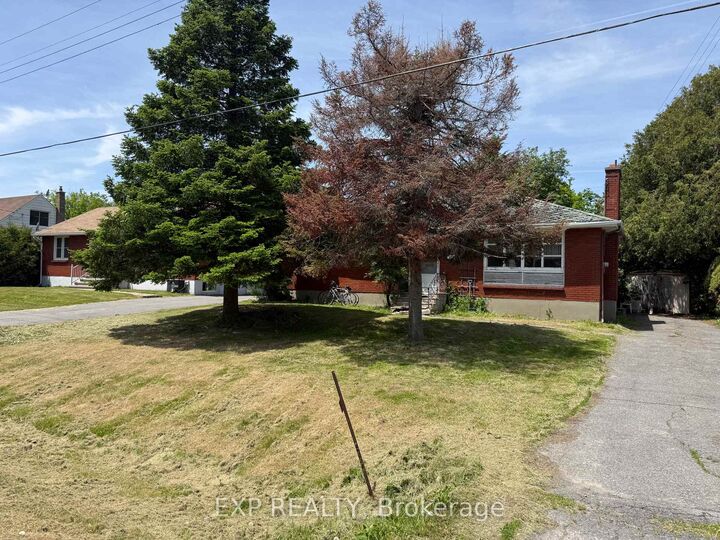 Property Photo: 135 Oakridge Boulevard ON K2G 2V1