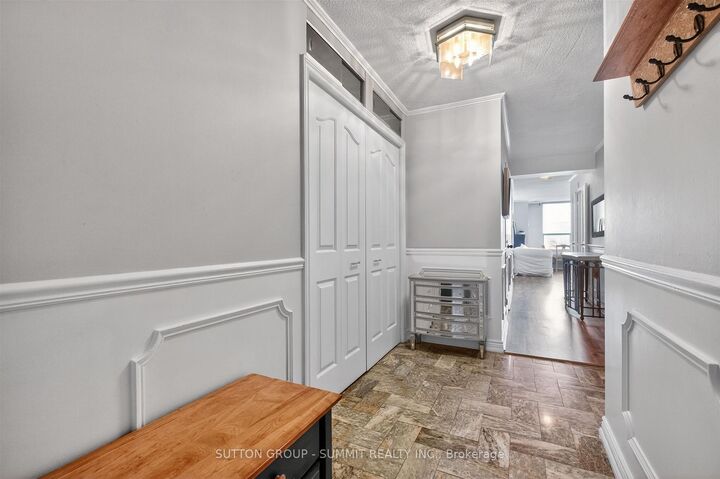 Property Photo: 1535 Lakeshore Road E 1606 ON L5E 3E2