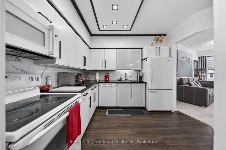 Property Photo: 208 Silvercreek Parkway N 213 ON N1H 8H2