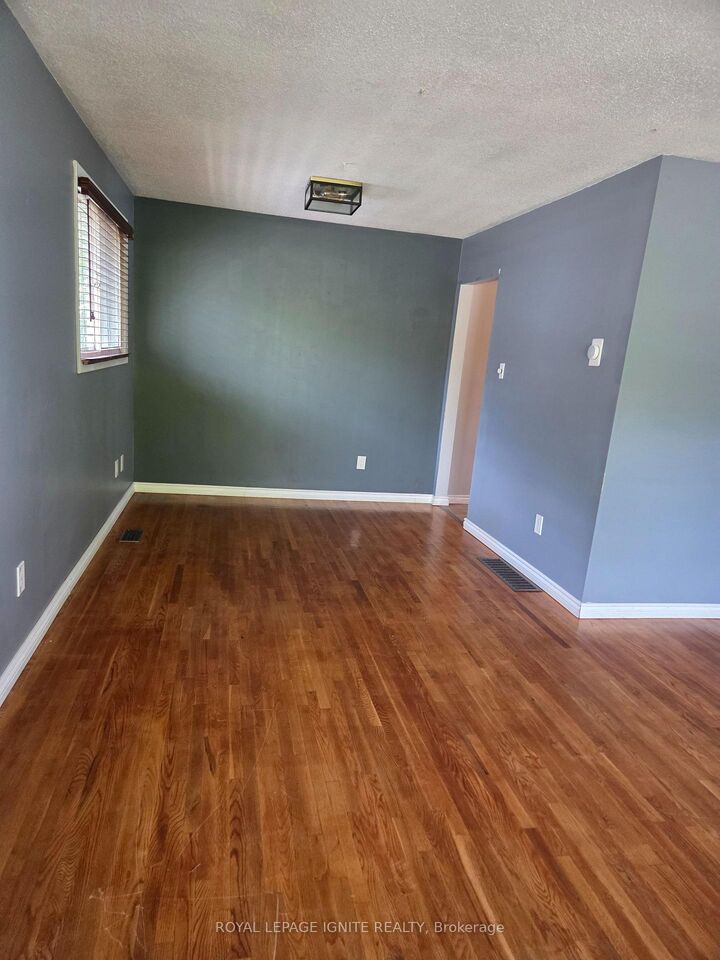 Property Photo: 947 Southlawn Drive ON K9J 1E9