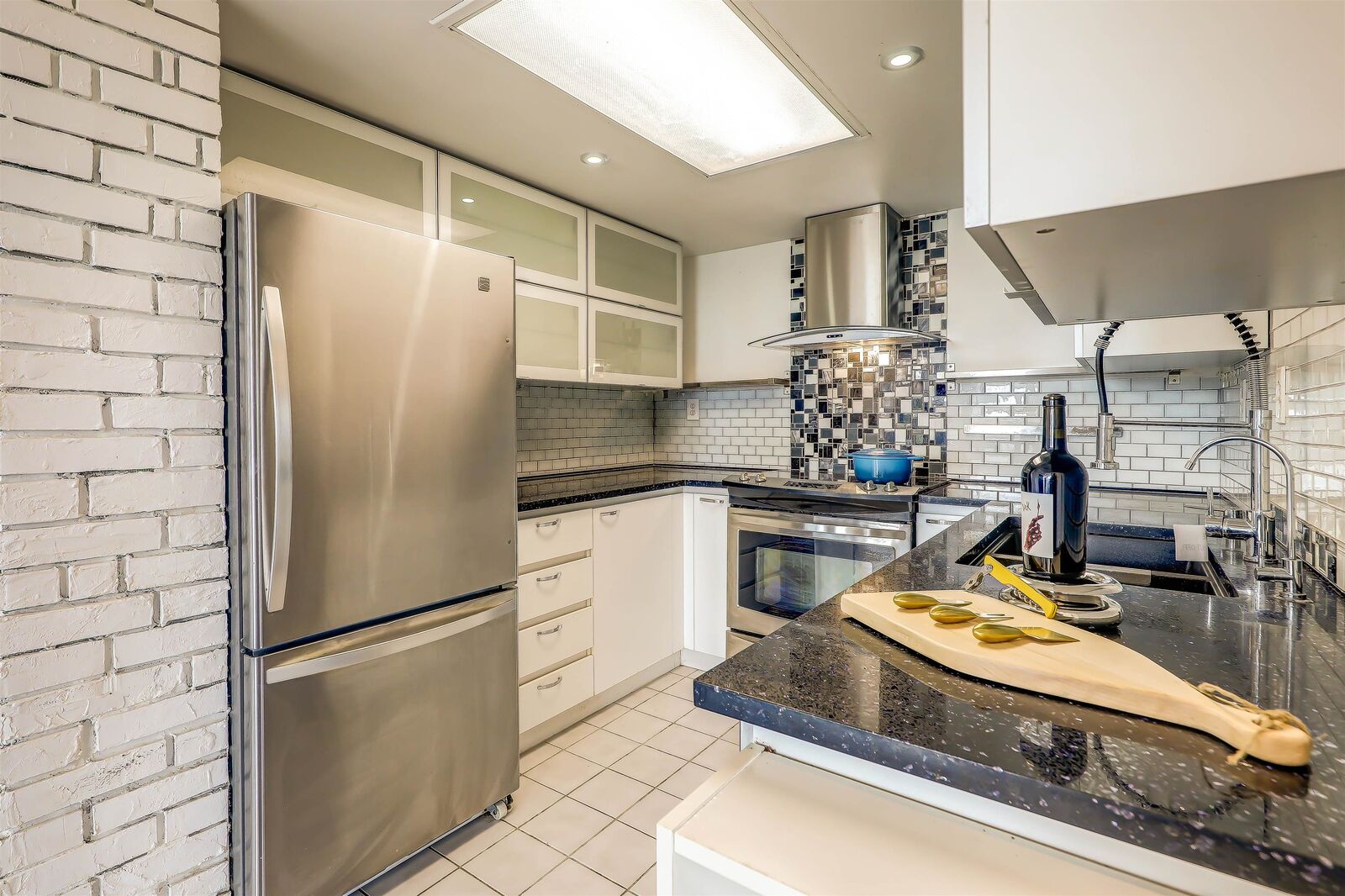 Property Photo: 10082 148 Street 808 BC V3R 0S3