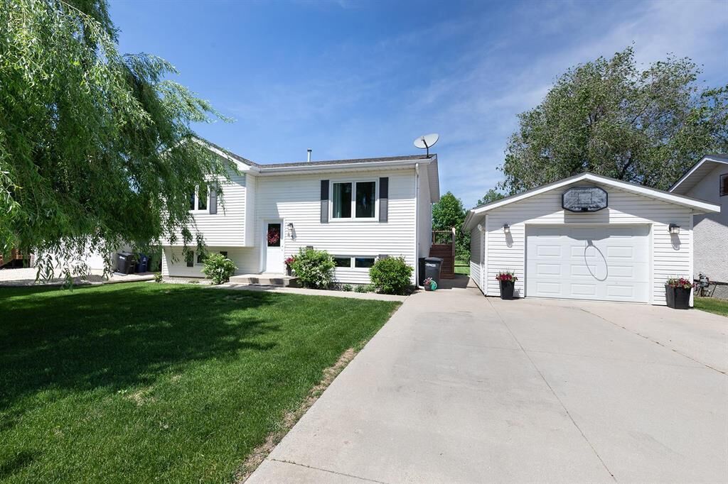 Property Photo: 43 Evergreen Avenue MB R5G 1M1