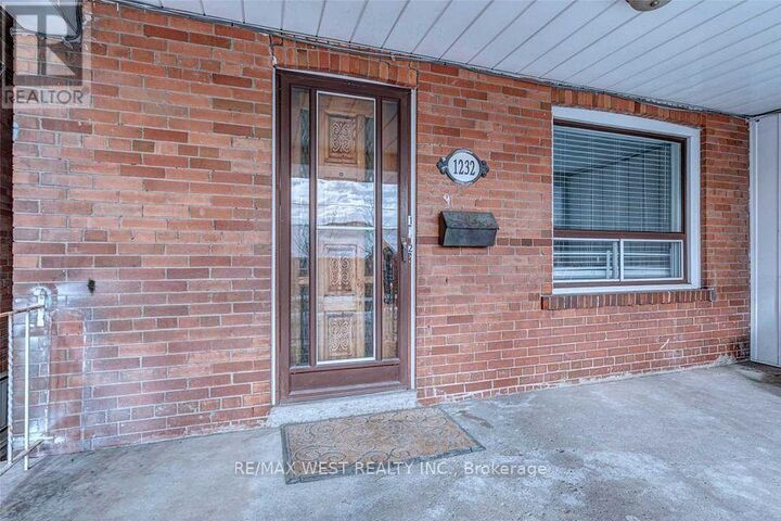 Property Photo:  1232 Davenport Road Main  ON M6H 2G9 