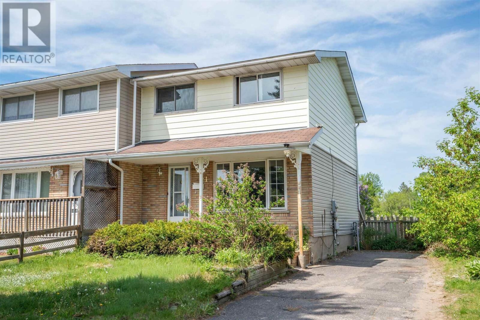 Property Photo: 61 Robin St ON P6A 5Y4