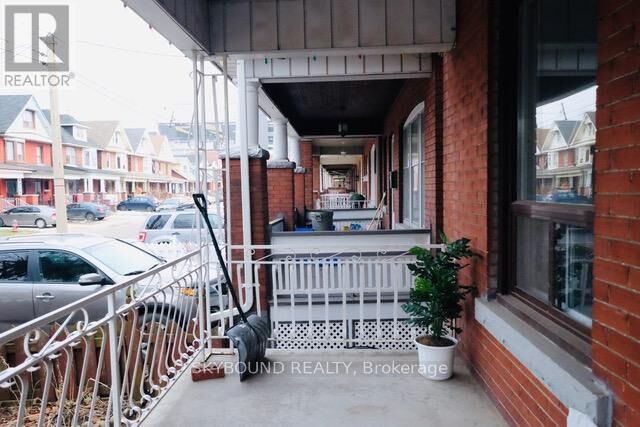 Property Photo:  72 Somerset Avenue Upper 3  ON L8L 2L7 