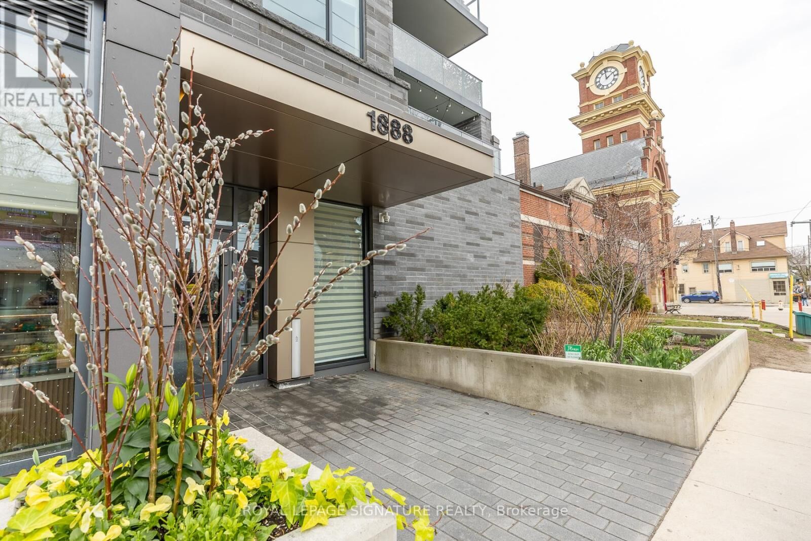 Property Photo:  1888 Queen Street East 204  ON M4L 1H4 