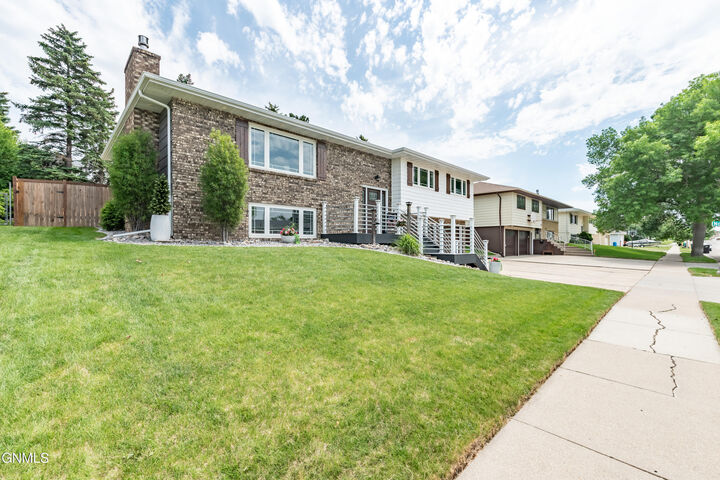Property Photo:  2031 N 8th Street  ND 58501 