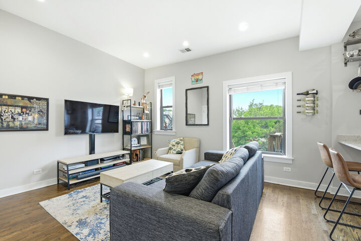 Property Photo: 1510 W Roscoe Street 3E IL 60657