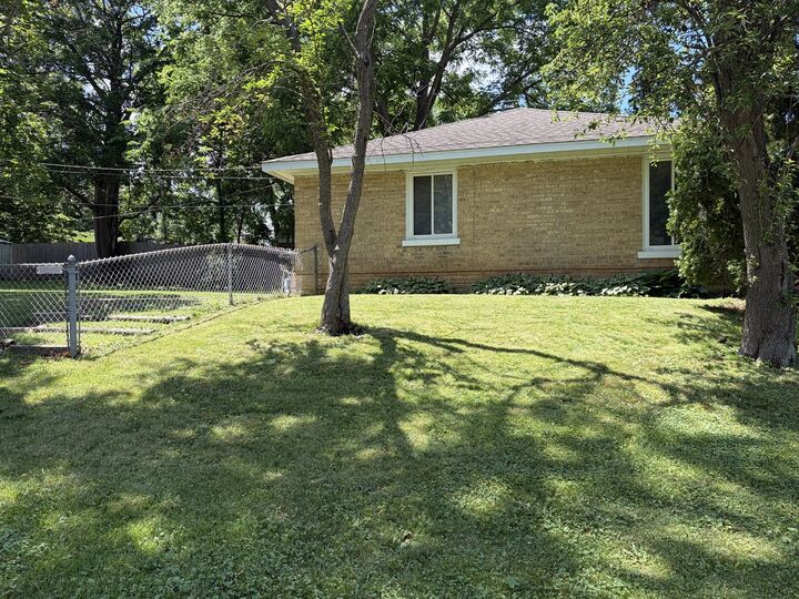 Property Photo: 649 E Rockland Road IL 60048
