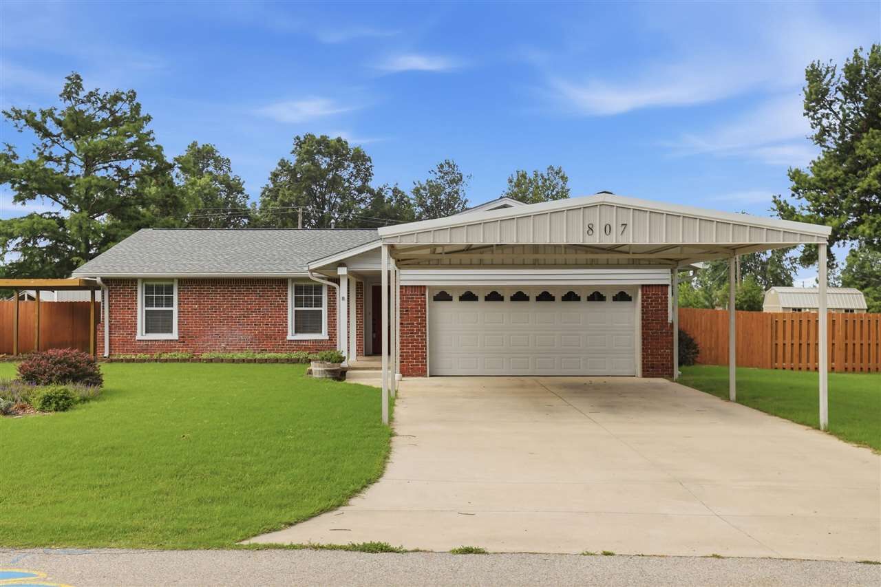 Property Photo: 807 W 15th St OK 74647