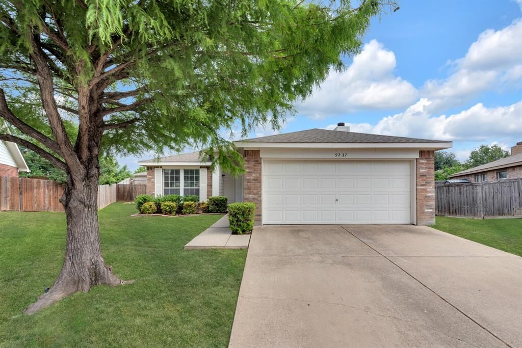 Property Photo: 9237 Monument Court TX 76244