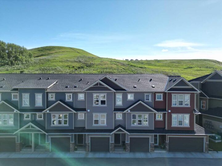 272 Cranbrook Square SE — photo 1