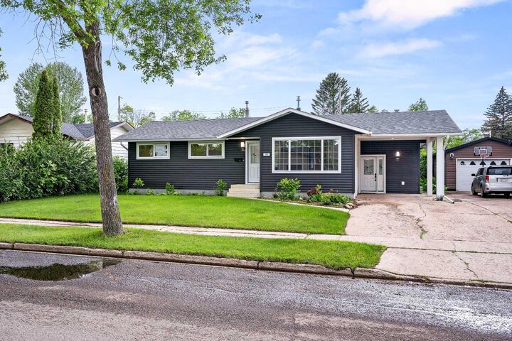 38 Alberta Crescent — photo 1