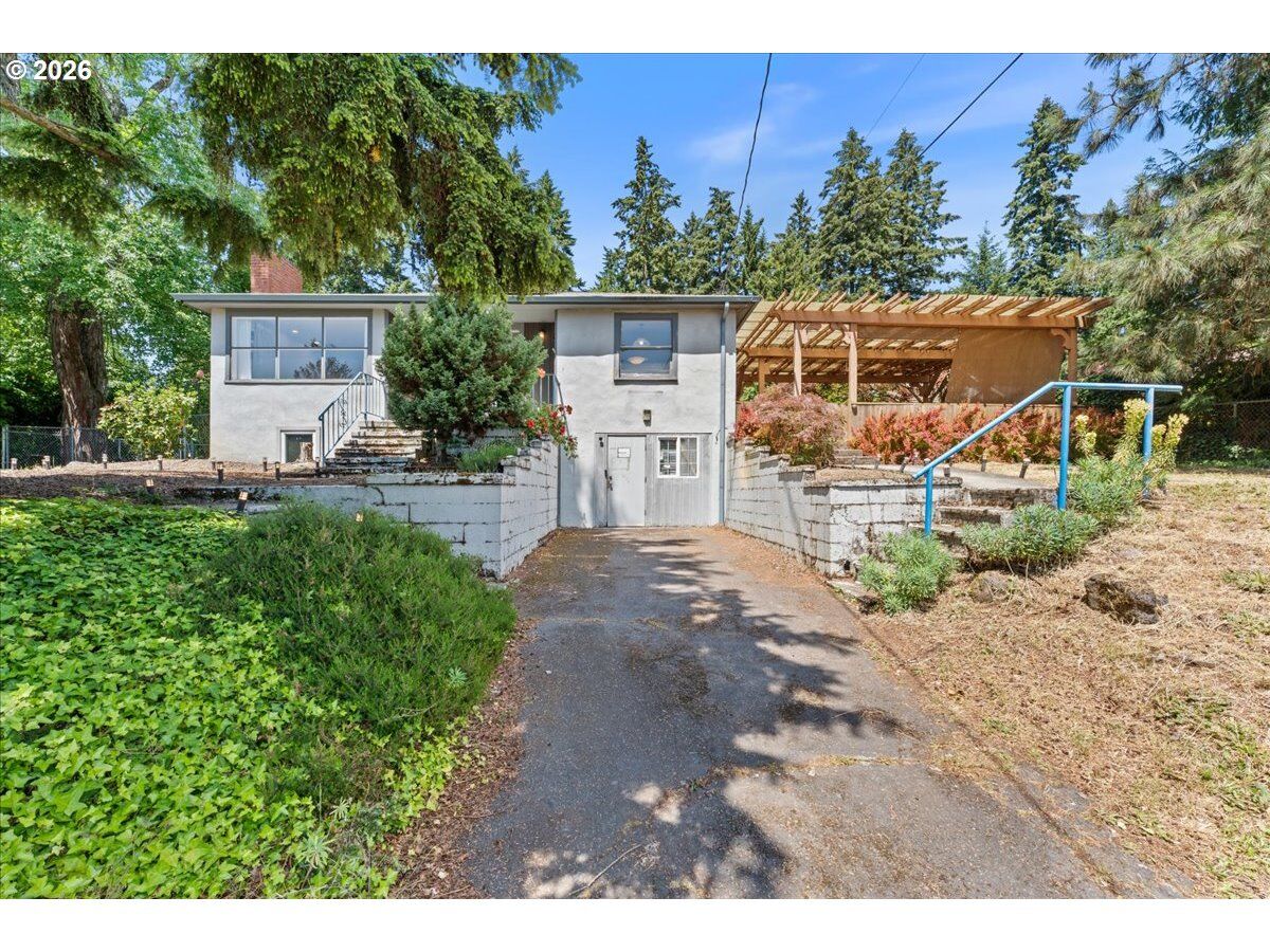 Property Photo:  7905 SW Elmwood St  OR 97223 