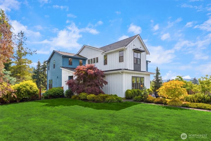 Property Photo:  8701 NE Winslow Grove Court  WA 98110 