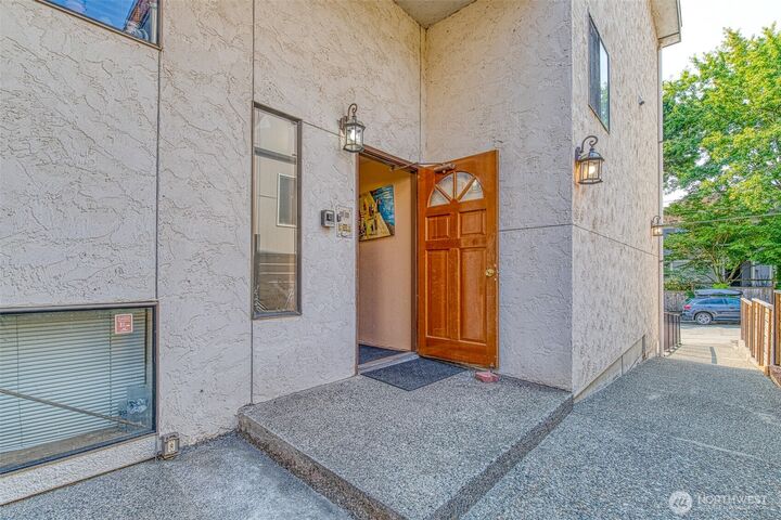 Property Photo: 1006 N 43rd Street 201 WA 98103