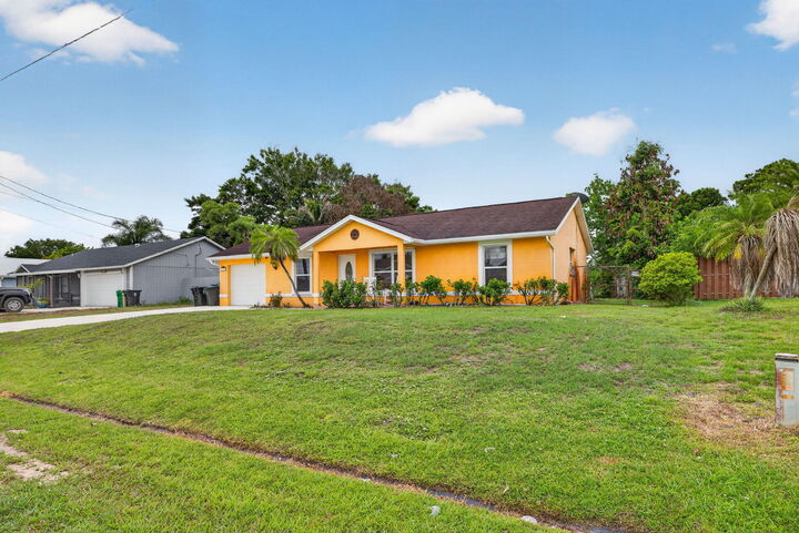 Property Photo: 1314 SW Bellevue Avenue FL 34953