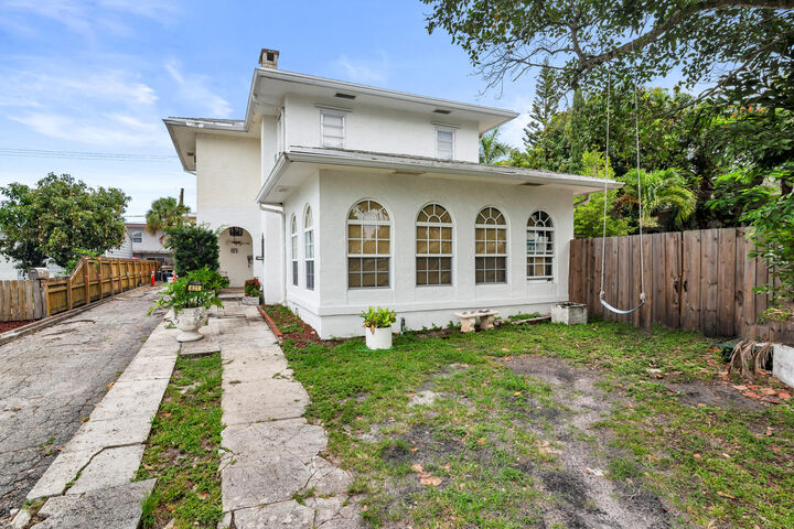 Property Photo: 821 Omar Road FL 33405