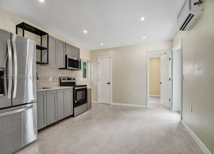 Property Photo:  2442 Garfield St 4  FL 33020 
