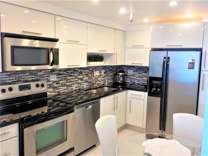 Property Photo: 20225 NE 34th Ct 618 FL 33180