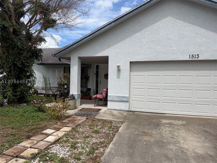 Property Photo: 1513 SW Apricot Rd FL 34953
