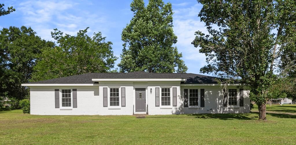Property Photo: 632 Ashley Circle AL 36305