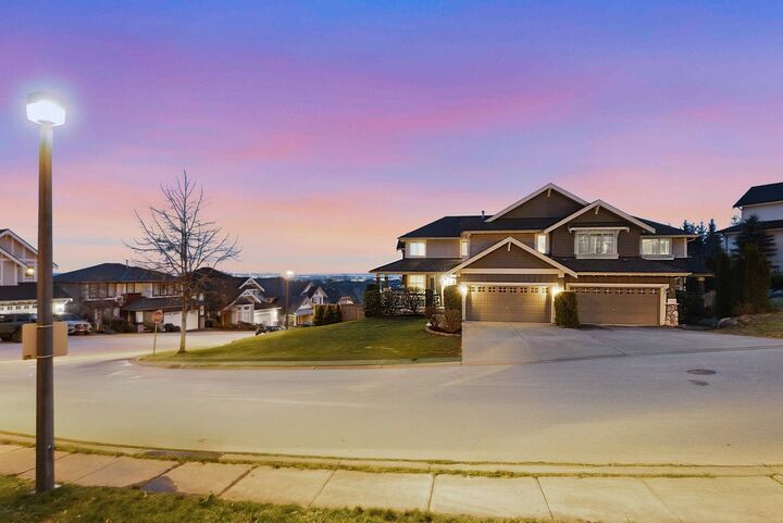 4 Hickory Drive — photo 1