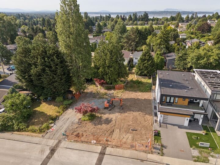 Property Photo: 15918 Russell Avenue BC V4B 2S4