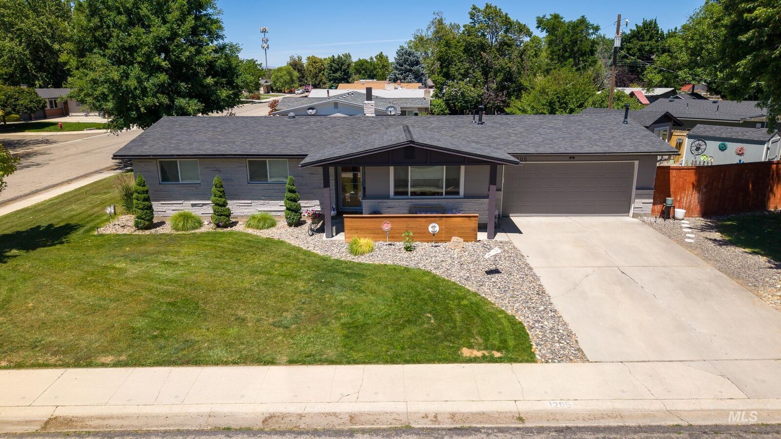 Property Photo:  1205 N Cumberland Dr  ID 83704 
