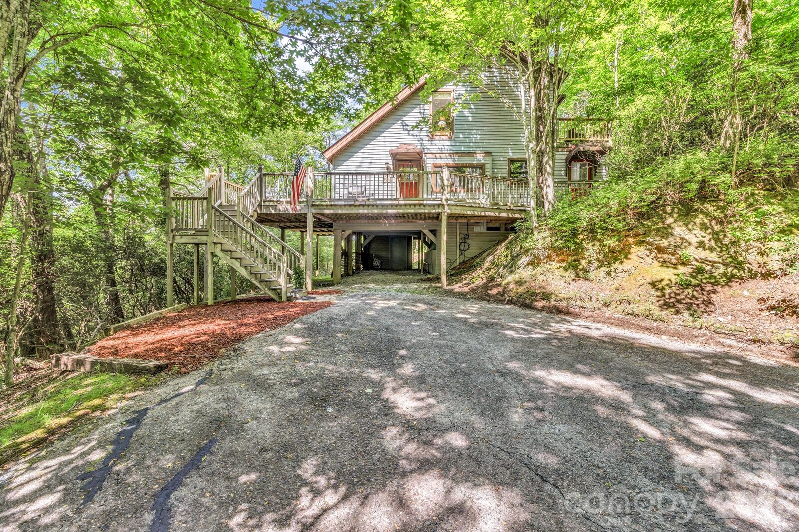 Property Photo: 571 Tsisqua Circle NC 28712