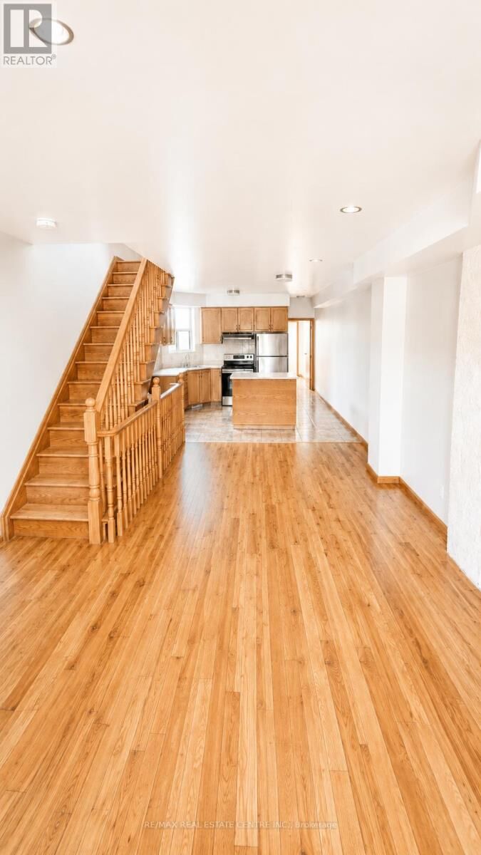 Property Photo:  908 Ossington Avenue Upper  ON M6G 3V1 