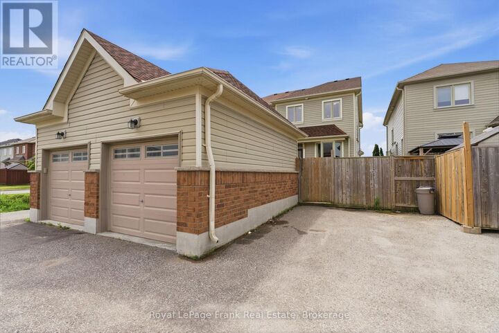 Property Photo:  264 Brookhill Boulevard  ON L1C 0M1 