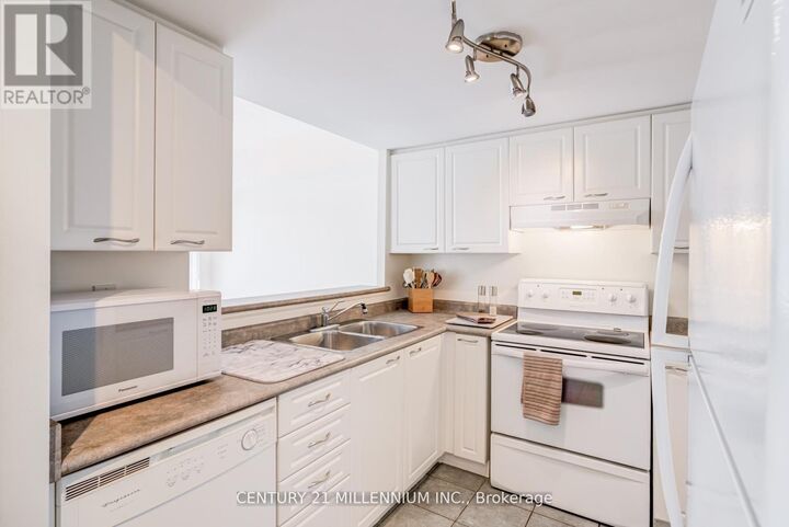 Property Photo: 1000 Cedarglen Gate 617 ON L5C 3Z5