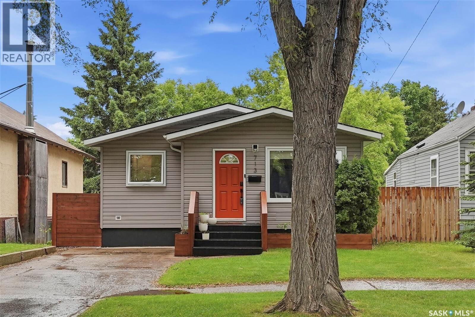 Property Photo:  713 6th Street E  SK S7H 1C5 