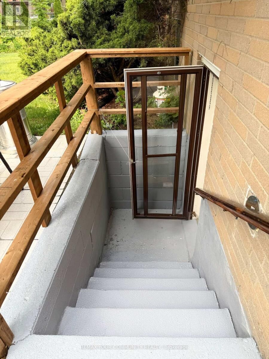 Property Photo:  70 Bedford Park Avenue 2  ON L4C 2N8 
