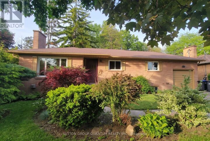 Property Photo:  2395 Edenhurst Drive  ON L5A 2L1 