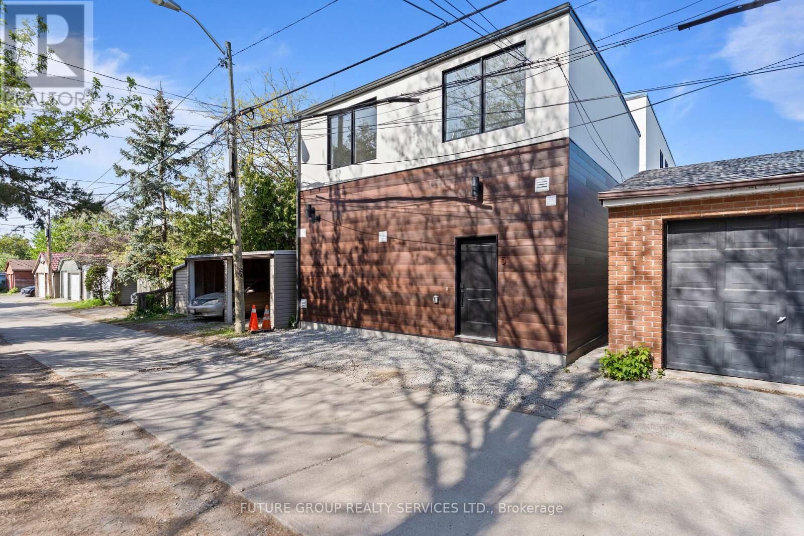 Property Photo: 86 Kenwood Avenue Unit 5 ON M6C 2S2