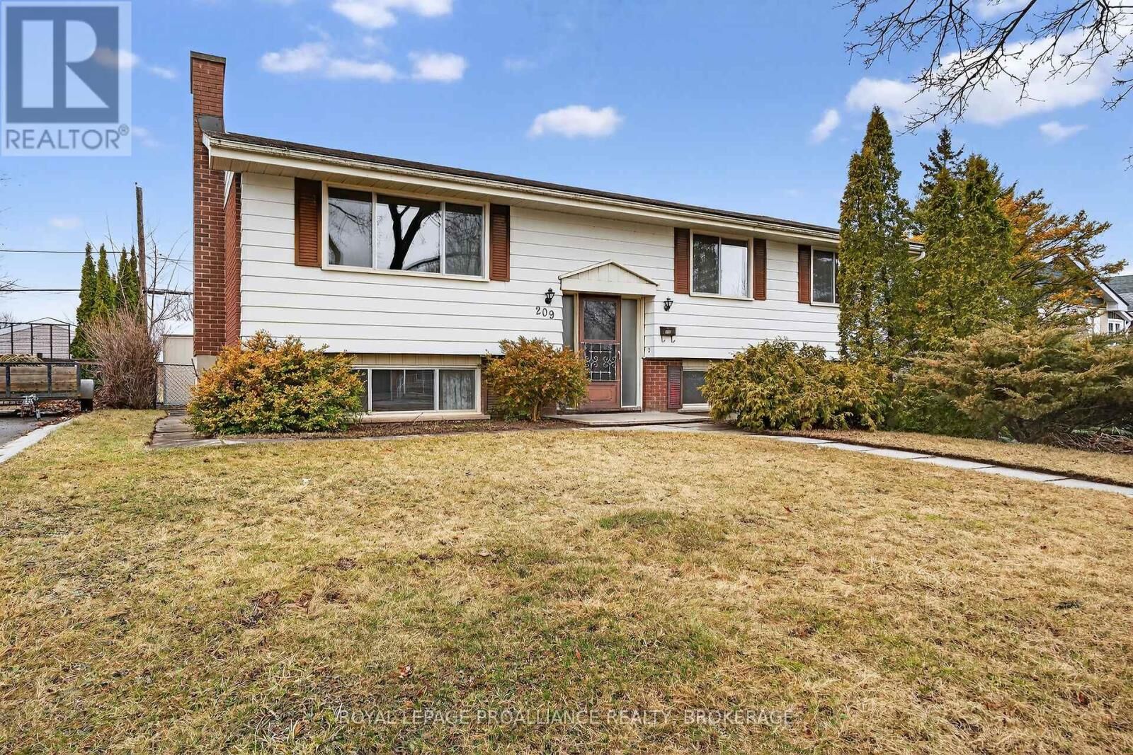 Property Photo:  209 Glen Castle Road  ON K7M 4N7 