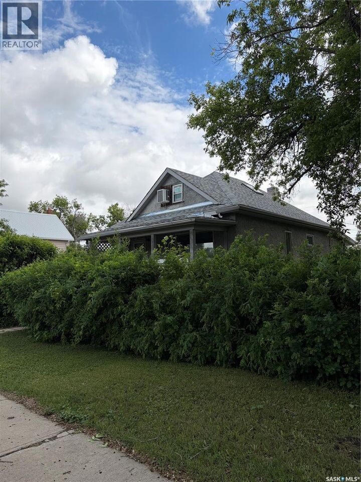 Property Photo:  1603 Garnet Street  SK S4T 2Z1 