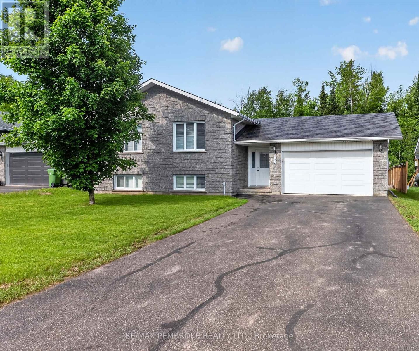 Property Photo: 61 Oak Avenue ON K8H 0B5