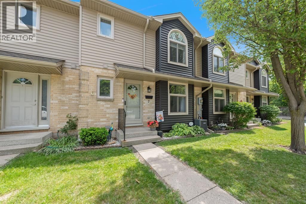 Property Photo:  27 York Crescent 7  ON N7S 6H9 