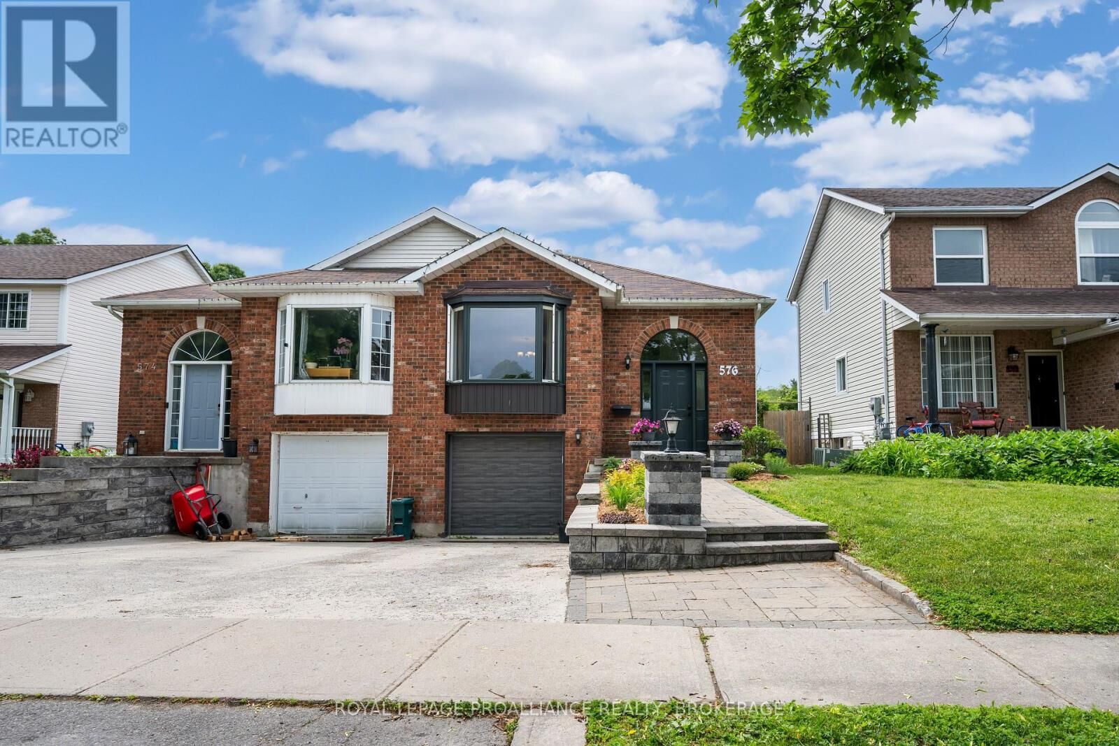 Property Photo:  576 Barnsley Crescent  ON K7M 8X3 