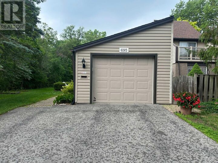 Property Photo: 695 Woodcrest Boulevard ON N6K 1P8