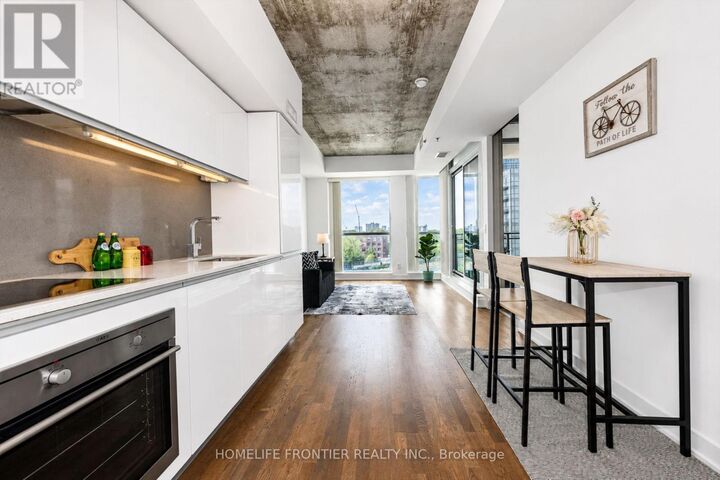 Property Photo:  20 Minowan Miikan Lane 717  ON M6J 0E5 