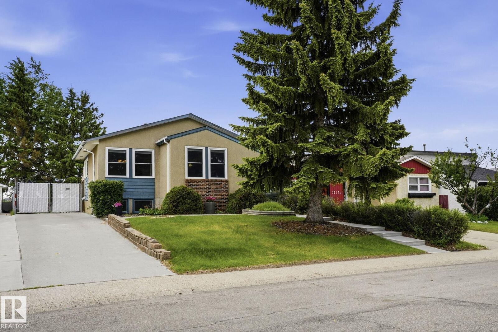 Property Photo:  5511 10 Avenue NW  AB T6L 1Y5 