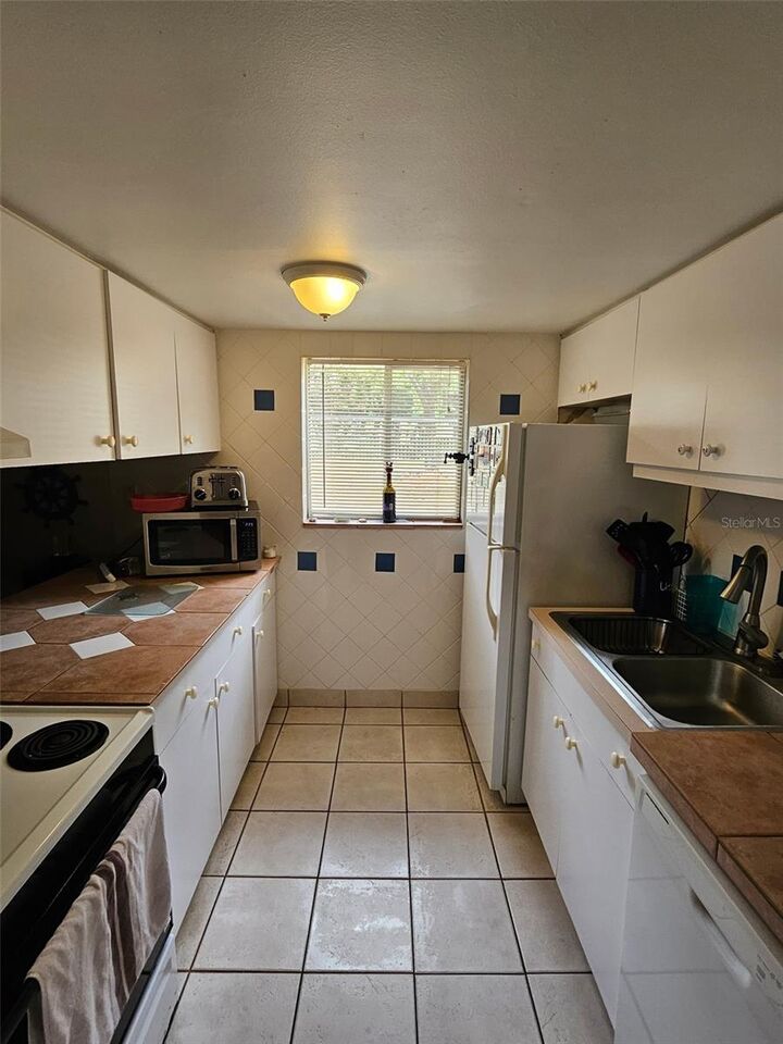 Property Photo:  2613 Pine Lake Ter B  FL 34237 