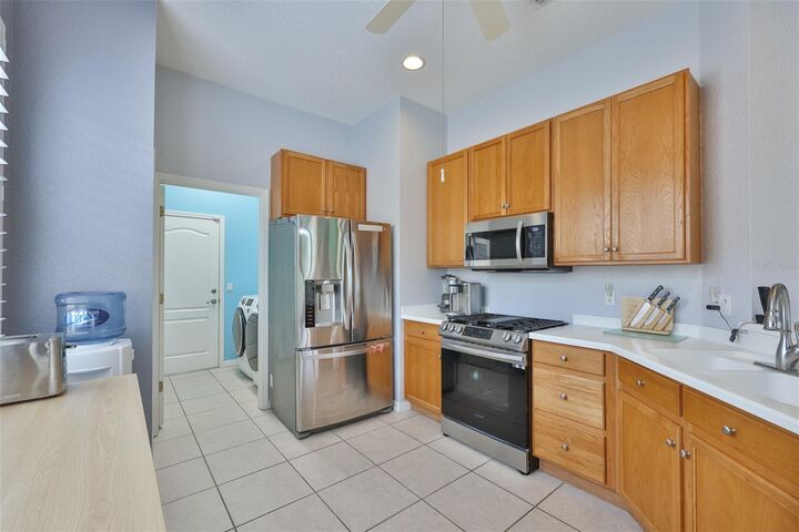 Property Photo:  1050 Regal Manor Way  FL 33573 