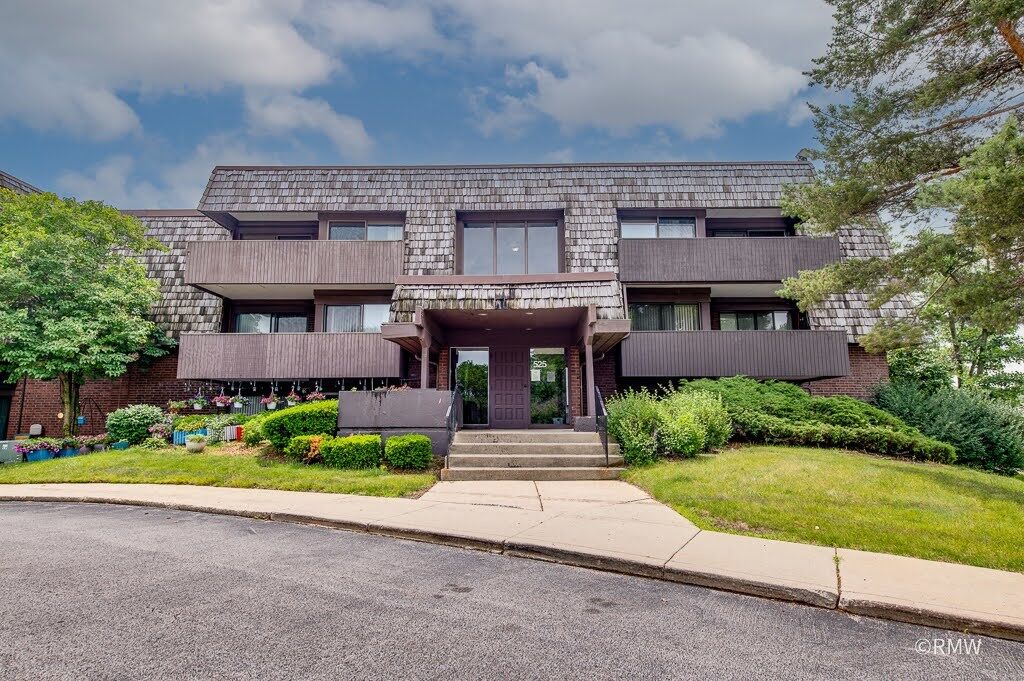 Property Photo:  525 Timber Ridge Drive 306  IL 60188 