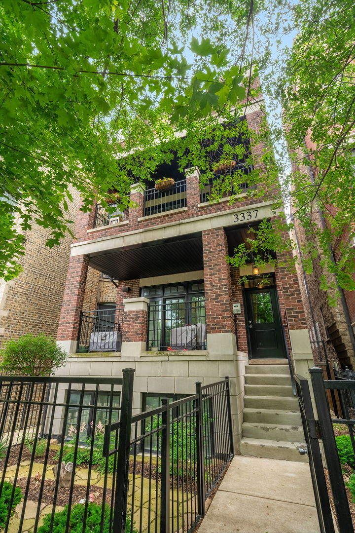 Property Photo:  3337 N Seminary Avenue 2  IL 60657 